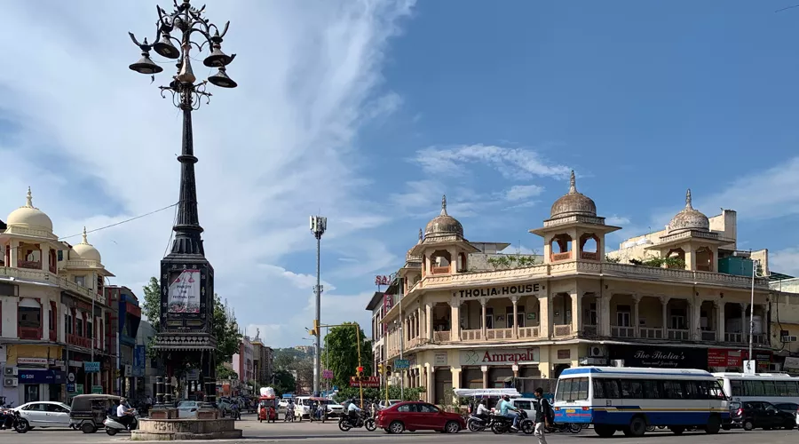 MI Road shopping street